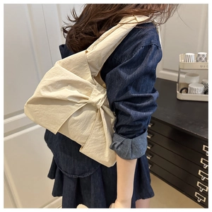 Sac fourre-tout chic en toile beige avec un grand nœud décoratif et un design spacieux