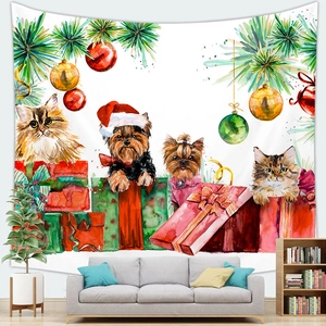 Tapiz navideño con mascotas y regalos colgado sobre un acogedor sofá de tela