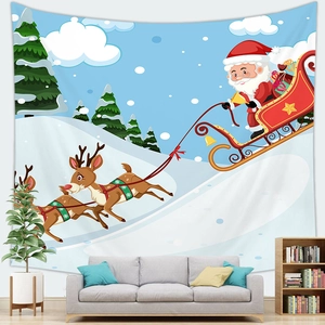 Detalle de tapiz navideño con Papá Noel en trineo sobre las montañas nevadas