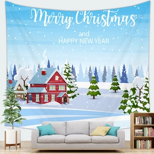 Weihnachtswandteppich mit verschneitem Haus und Baum in einer gemütlichen Wohnzimmer-Szene