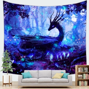 Détail d'une tapisserie de dragon fantastique sombre dans les tons bleu et violet sur un canapé