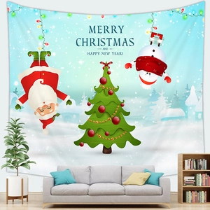 Detailansicht eines Weihnachtswandteppichs mit Weihnachtsmann und Schneemann über dem Sofa