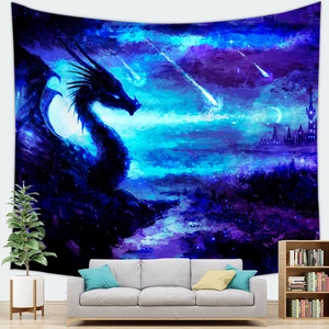 Détail d'une tapisserie de forêt magique avec dragon bleu dans un salon moderne