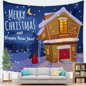 Detail eines Weihnachts-Wandteppichs mit verschneiter Hütte auf weichem Stoffmaterial