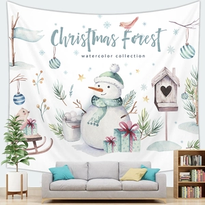 Detail eines Weihnachts-Wald-Aquarell-Wandteppichs mit Schneemann über einem grauen Sofa