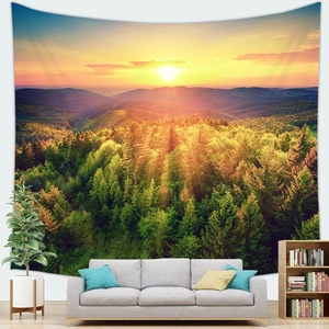 Tapisserie de forêt au coucher du soleil au-dessus d'un canapé gris dans un salon moderne