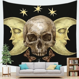 Mystischer Totenkopf und Mondsichel Wandteppich hängend über einem grauen Sofa