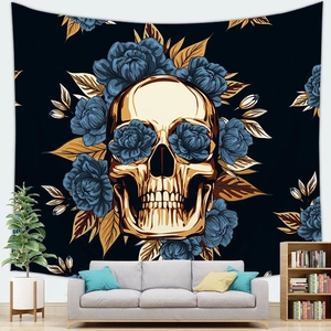 Wandteppich mit goldenem Totenkopf und blauen Pfingstrosen über einem weißen Sofa im Wohnzimmer