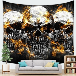Wandteppich mit flammendem Totenkopf-Design für Halloween in einem Wohnzimmer
