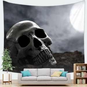 Detaillierter Wandteppich mit Gothic-Totenkopf und Vollmond in einem Wohnzimmer-Szenario