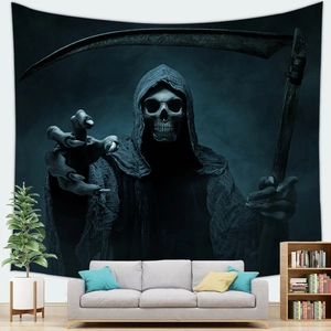 Detail eines Sensenmann-Wandteppichs mit Totenkopf und Sense in modernem Wohnzimmer