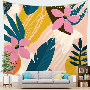 Tapisserie florale tropicale moderne avec fleurs roses et feuilles au-dessus du canapé