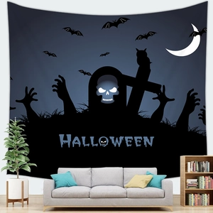 Detail van Halloween wandtapijt met schedel, vleermuizen en maan in een woonkamer setting