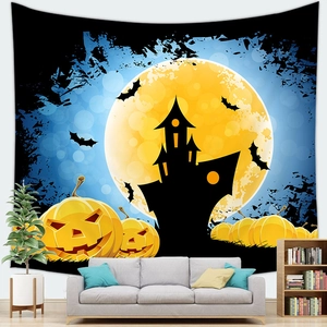 Halloween wandtapijt met pompoen en maan boven bank in een moderne woonkamer