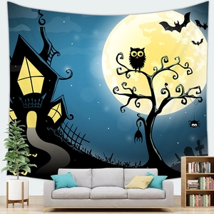 Halloween wandkleed met kasteel en volle maan hangend boven een moderne bank in woonkamer