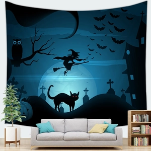 Halloween wandkleed met heks, vleermuizen en zwarte kat in een sfeervolle woonkamer setting