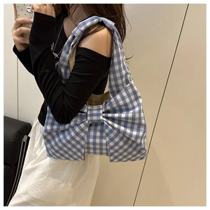 Sac fourre-tout à carreaux bleus et blancs avec un grand nœud décoratif élégant