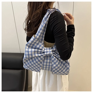 Sac fourre-tout à carreaux vichy bleu avec grand nœud porté à l'épaule