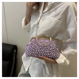 Dettaglio borsa da sera viola con fiori 3D, perline e chiusura in metallo dorato