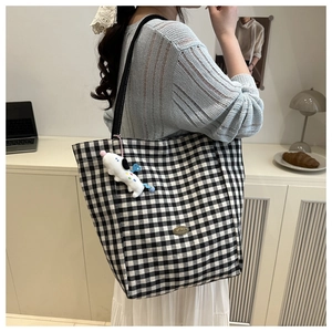 Zwart-wit geblokte canvas shopper tas met schattige pluche honden hanger accessoire