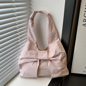 Sac à épaule rose clair avec grand nœud élégant pour une mode quotidienne épurée