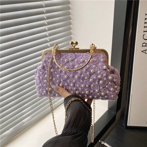 Pochette de soirée élégante à fleurs violettes avec perles et bandoulière dorée