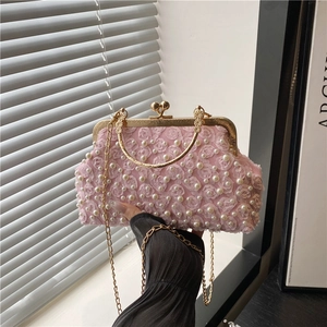 Pochette de soirée en dentelle rose avec fleurs en perles et chaîne dorée