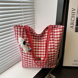 Canvas draagtas met rood-wit geruit patroon, handgemaakt logo en een witte pluche puppy hanger