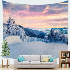 Detail van perzikhuid wandtapijt met besneeuwd bos en berglandschap bij zonsondergang