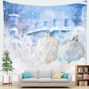 Kerst wandkleed met witte en blauwe sneeuwvlok ornamenten boven een grijze bank