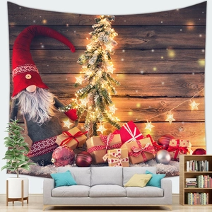 Detail van het kerstwandtapijt met kabouters en boom op een rustieke houten achtergrond