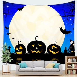 Halloween wandkleed met gele maan en vleermuizen boven een bankdecoratie