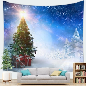 Gedetailleerd zicht op een kerstboom wandkleed in een gezellige woonkamerscène