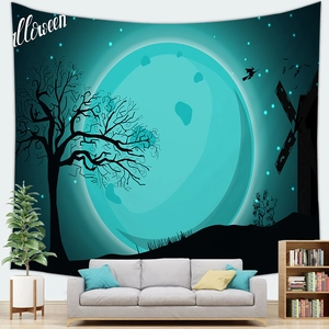 Dettaglio arazzo Halloween con luna blu e strega su una parete del soggiorno