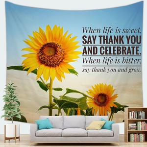 Détail de tapisserie murale tournesol avec citation inspirante dans un salon moderne