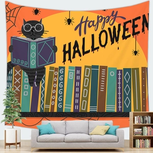 Dettaglio macro dell'arazzo di Halloween con gatto nero che legge libri e luna