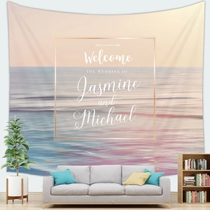 Détail d'une tapisserie de mariage au coucher du soleil avec texte personnalisé au mur