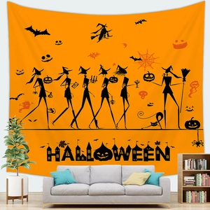 Dettaglio dell'arazzo di Halloween con sagome nere di streghe e fantasmi su arancio