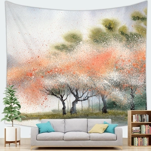 Arazzo da parete giapponese con fiori in stile acquerello appeso dietro un divano
