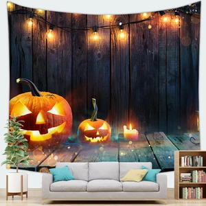 Arazzo di Halloween con zucche luminose e luci calde su sfondo di legno rustico scuro