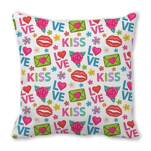 Federa quadrata in pelle di pesco con motivi graffiti Love e Kiss su sfondo bianco