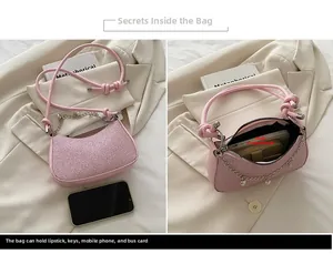 Vue intérieure d'un sac à paillettes rose à côté d'un smartphone pour la taille