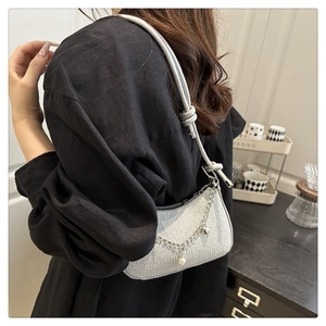 Sac à bandoulière argenté brillant avec chaîne en perles et haut noir plissé