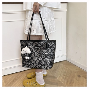 Borsa tote nera con motivi etnici geometrici e un ciondolo a forma di nuvola in peluche