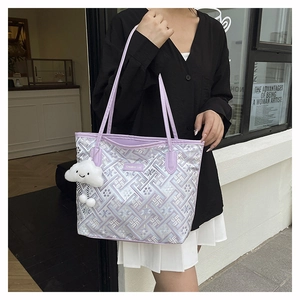 Dettaglio macro della borsa tote lavanda con motivo geometrico e ricami floreali