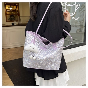 Borsa tote viola iridescente con motivi geometrici e ciondolo a nuvola di peluche bianco
