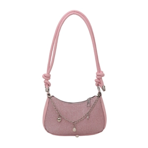 Sac à bandoulière rose pailleté avec chaîne argentée et breloques perles et étoiles