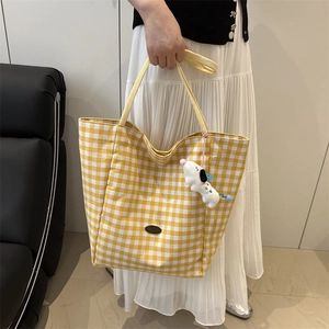 Sac cabas en toile à carreaux jaunes et blancs avec un charmant pendentif chien en peluche