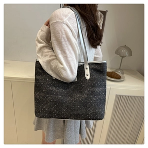 Détail du sac cabas minimaliste avec motif à pois étoilés et anses argentées