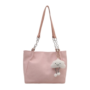 Sac cabas rose texturé avec coutures géométriques et breloque nuage sur fond blanc